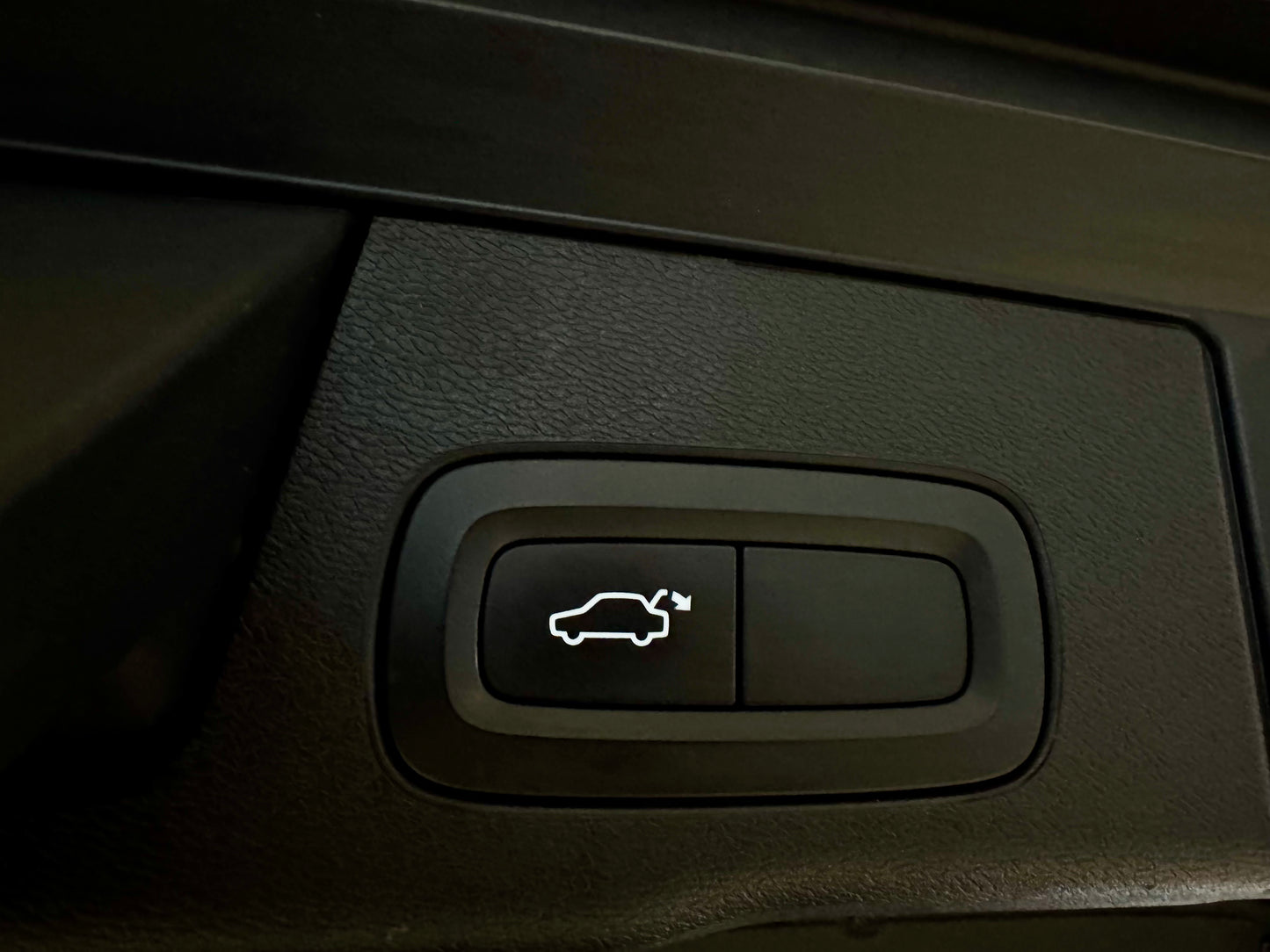 Volvo XC60 2.0 D5 AWD LEDER AHK NAVI LED CAM PDC SHZ
