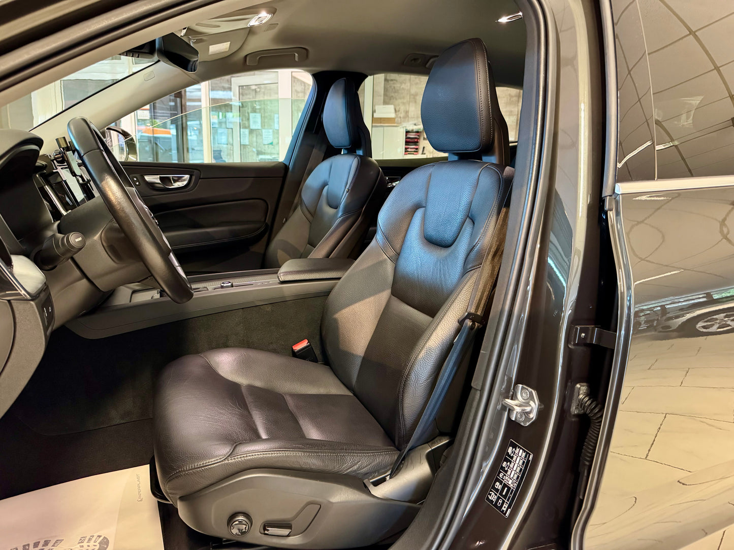 Volvo XC60 2.0 D5 AWD LEDER AHK NAVI LED CAM PDC SHZ