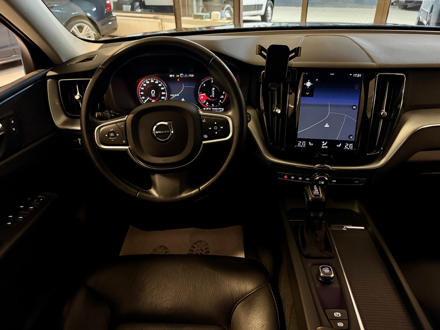 Volvo XC60 2.0 D5 AWD LEDER AHK NAVI LED CAM PDC SHZ