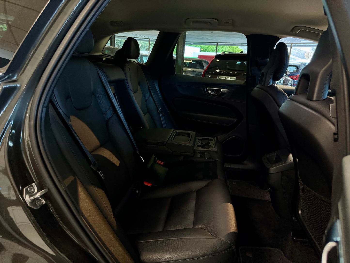Volvo XC60 2.0 D5 AWD LEDER AHK NAVI LED CAM PDC SHZ