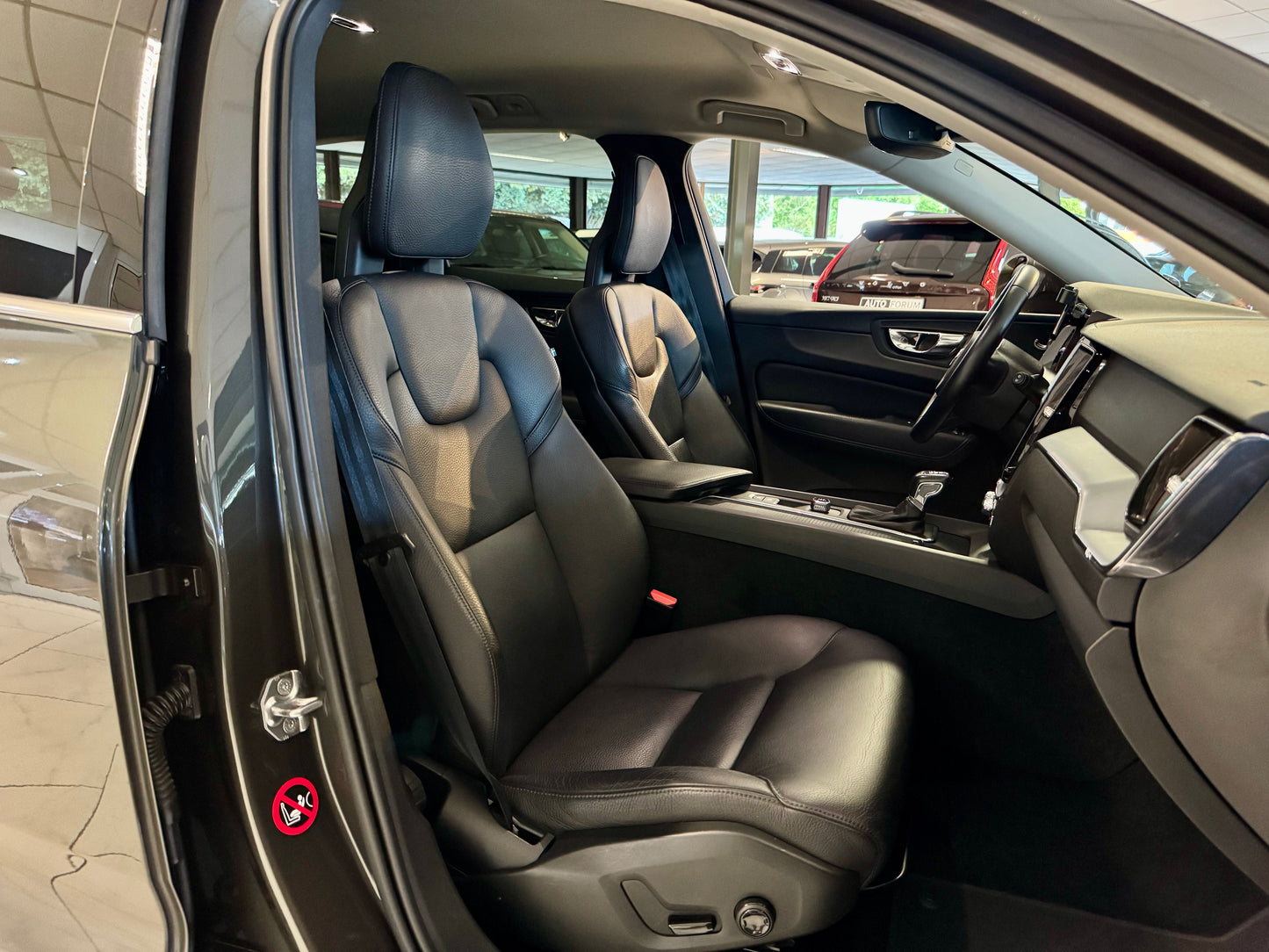 Volvo XC60 2.0 D5 AWD LEDER AHK NAVI LED CAM PDC SHZ