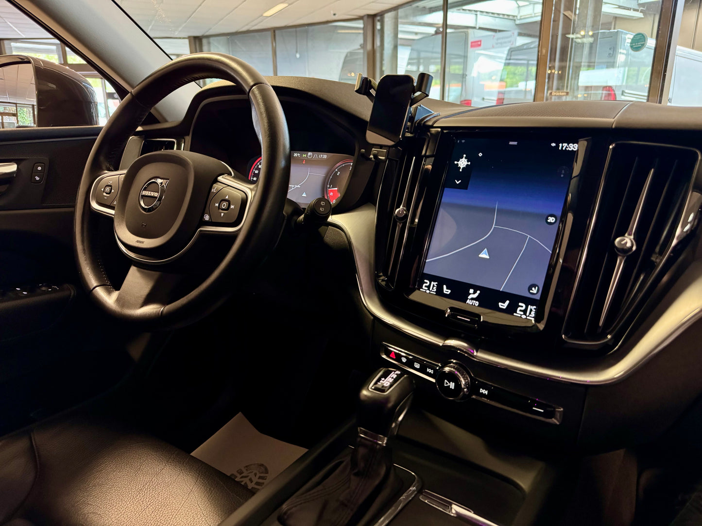 Volvo XC60 2.0 D5 AWD LEDER AHK NAVI LED CAM PDC SHZ
