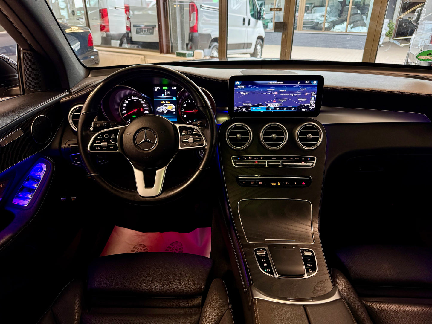 Mercedes-Benz GLC 200 4M LEDER LED AHK AMBIENTE NAVI PANO SHZ PDC