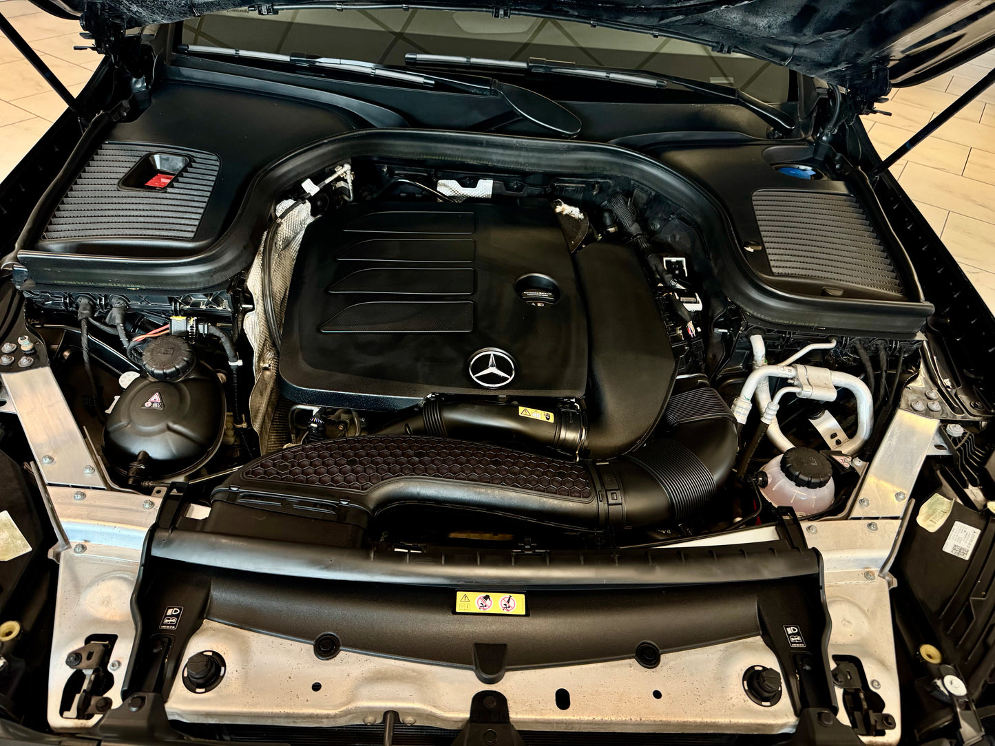 Mercedes-Benz GLC 200 4M LEDER LED AHK AMBIENTE NAVI PANO SHZ PDC