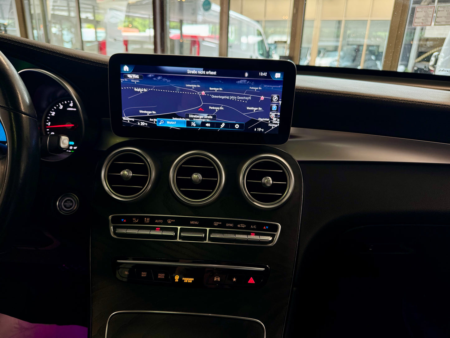 Mercedes-Benz GLC 200 4M LEDER LED AHK AMBIENTE NAVI PANO SHZ PDC