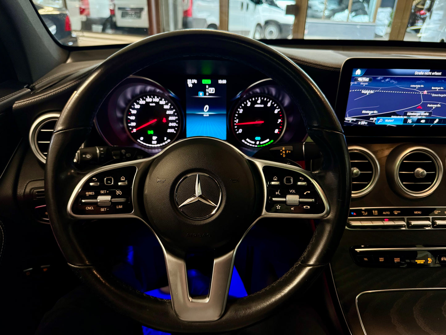 Mercedes-Benz GLC 200 4M LEDER LED AHK AMBIENTE NAVI PANO SHZ PDC