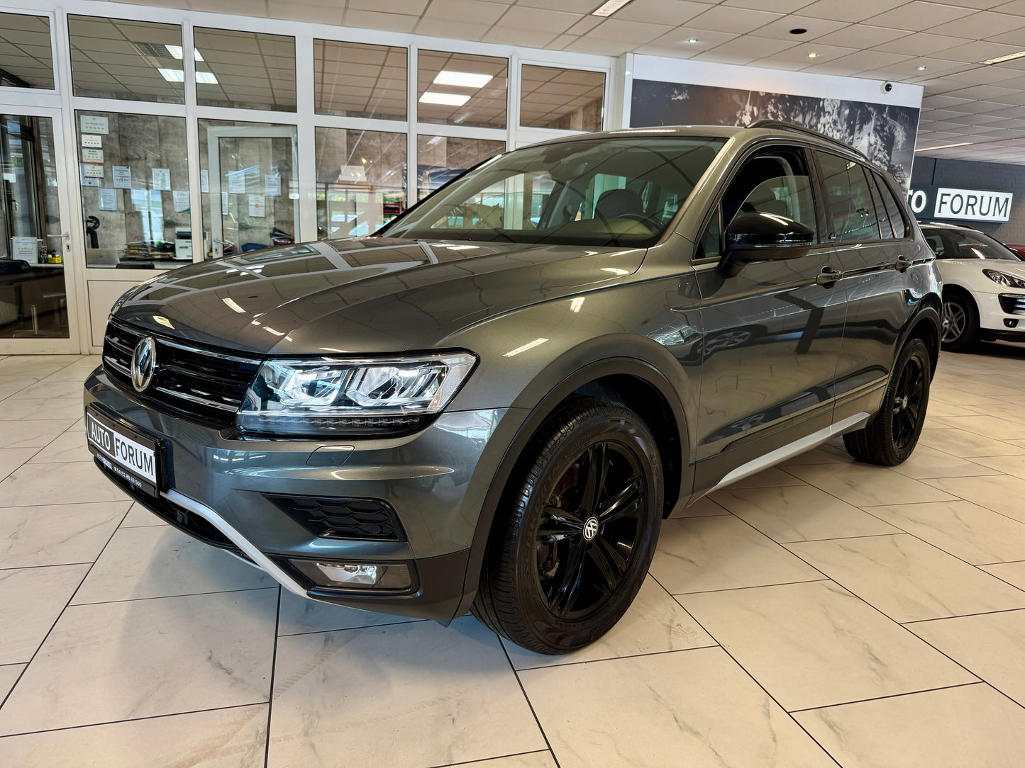 Volkswagen Tiguan 2.0 TDI 4M OFFROAD LEDER NAVI LED AHK 360