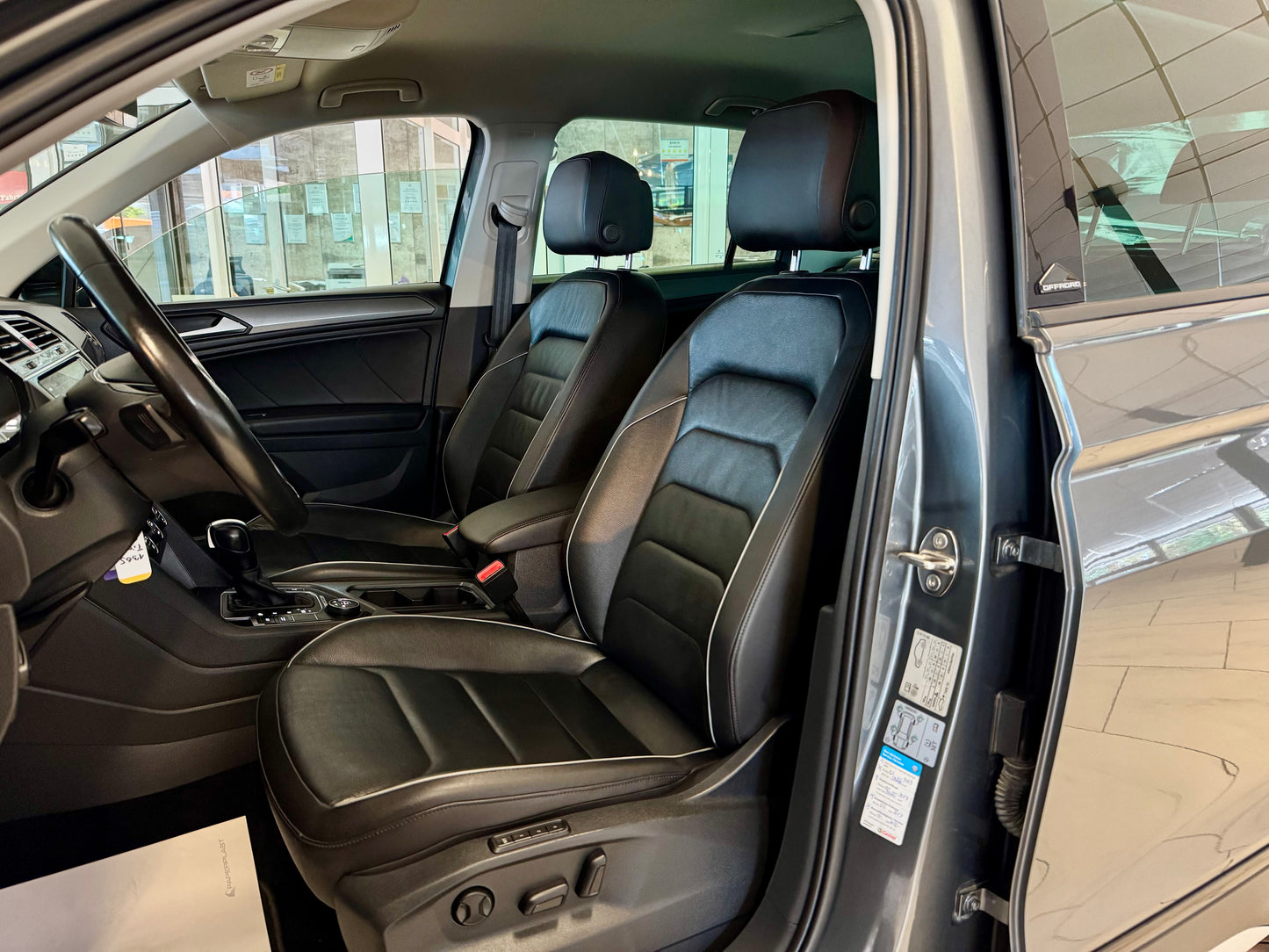 Volkswagen Tiguan 2.0 TDI 4M OFFROAD LEDER NAVI LED AHK 360