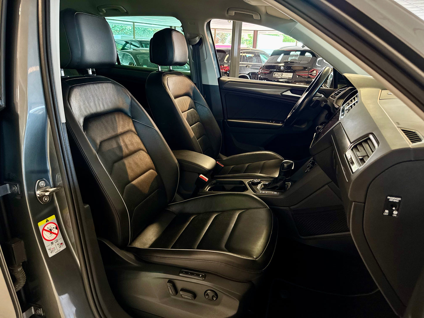 Volkswagen Tiguan 2.0 TDI 4M OFFROAD LEDER NAVI LED AHK 360