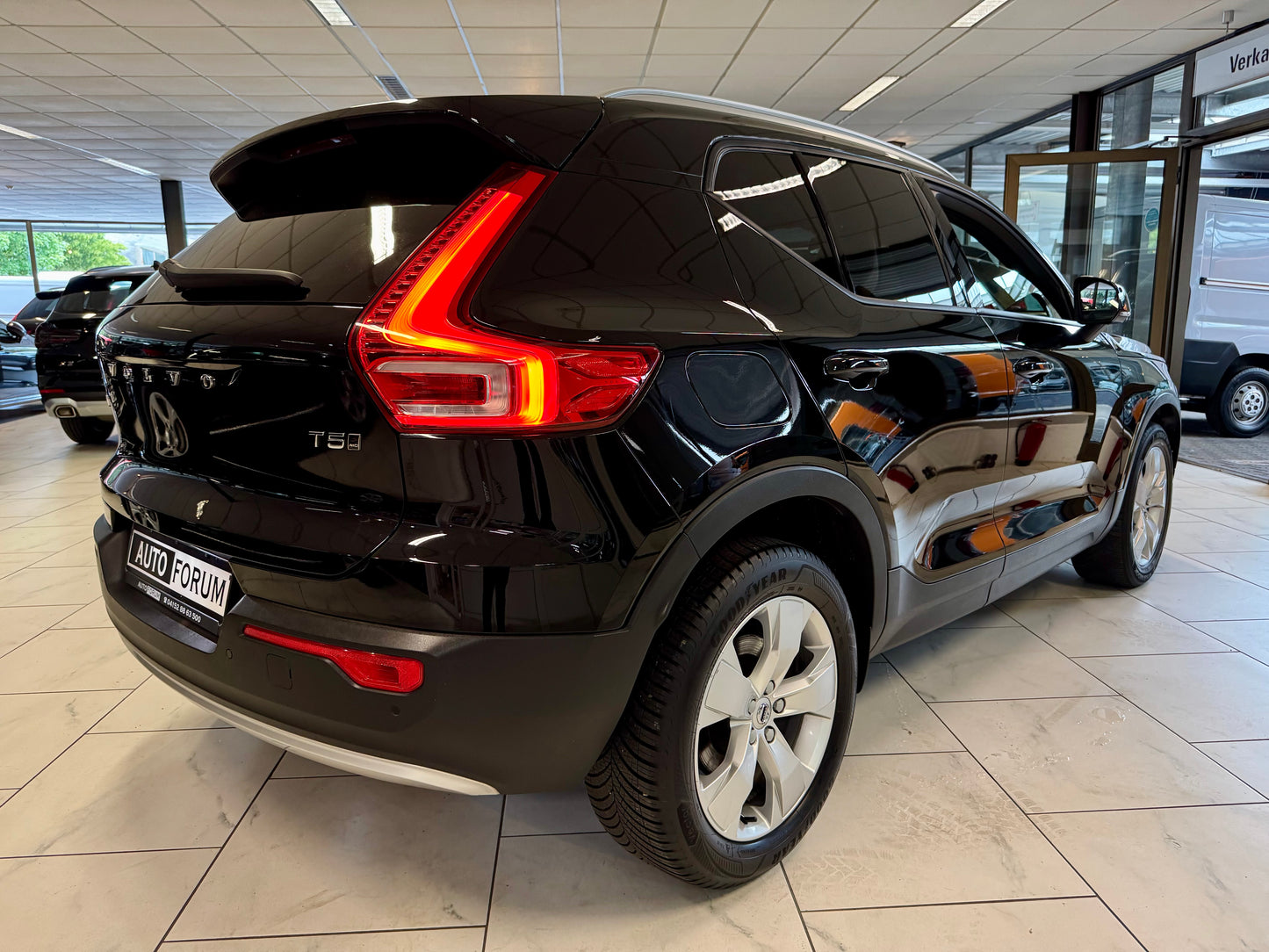 Volvo XC40 2.0 T5 AWD AUT LEDER NAVI LED CAM SHZ PDC