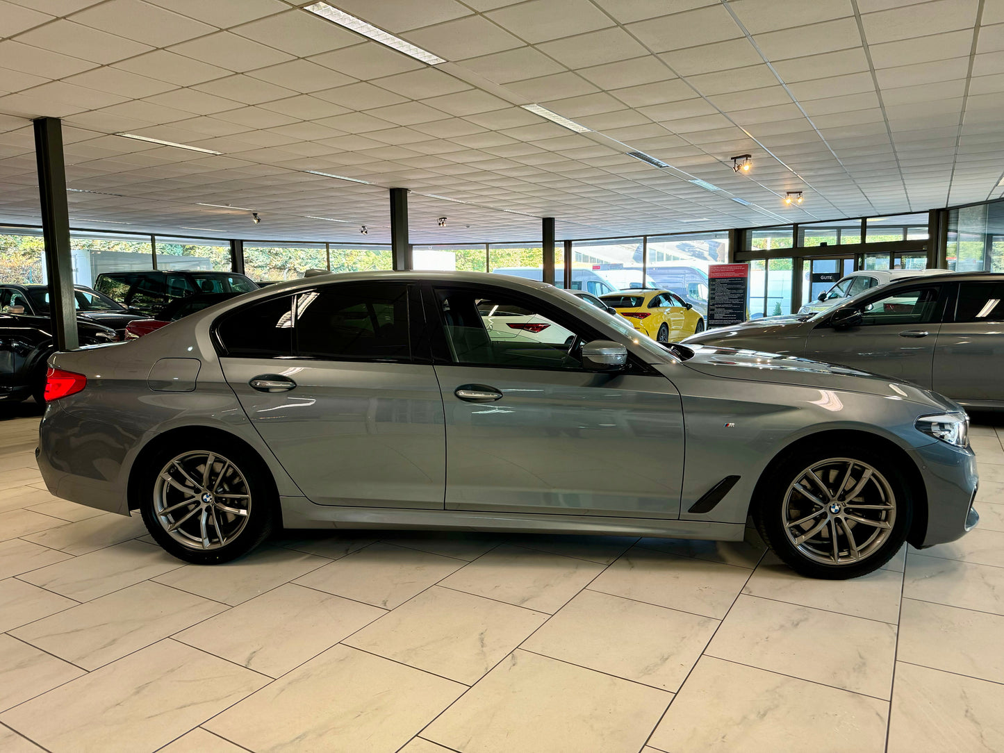 BMW 520i LIMO 3x M-SPORT AUT ALCANTARA NAVI SHZ CAM