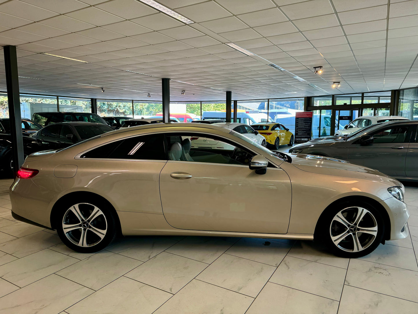 Mercedes-Benz E 220 d Coupe AUT LEDER BURMESTER NAVI LED MEMORY