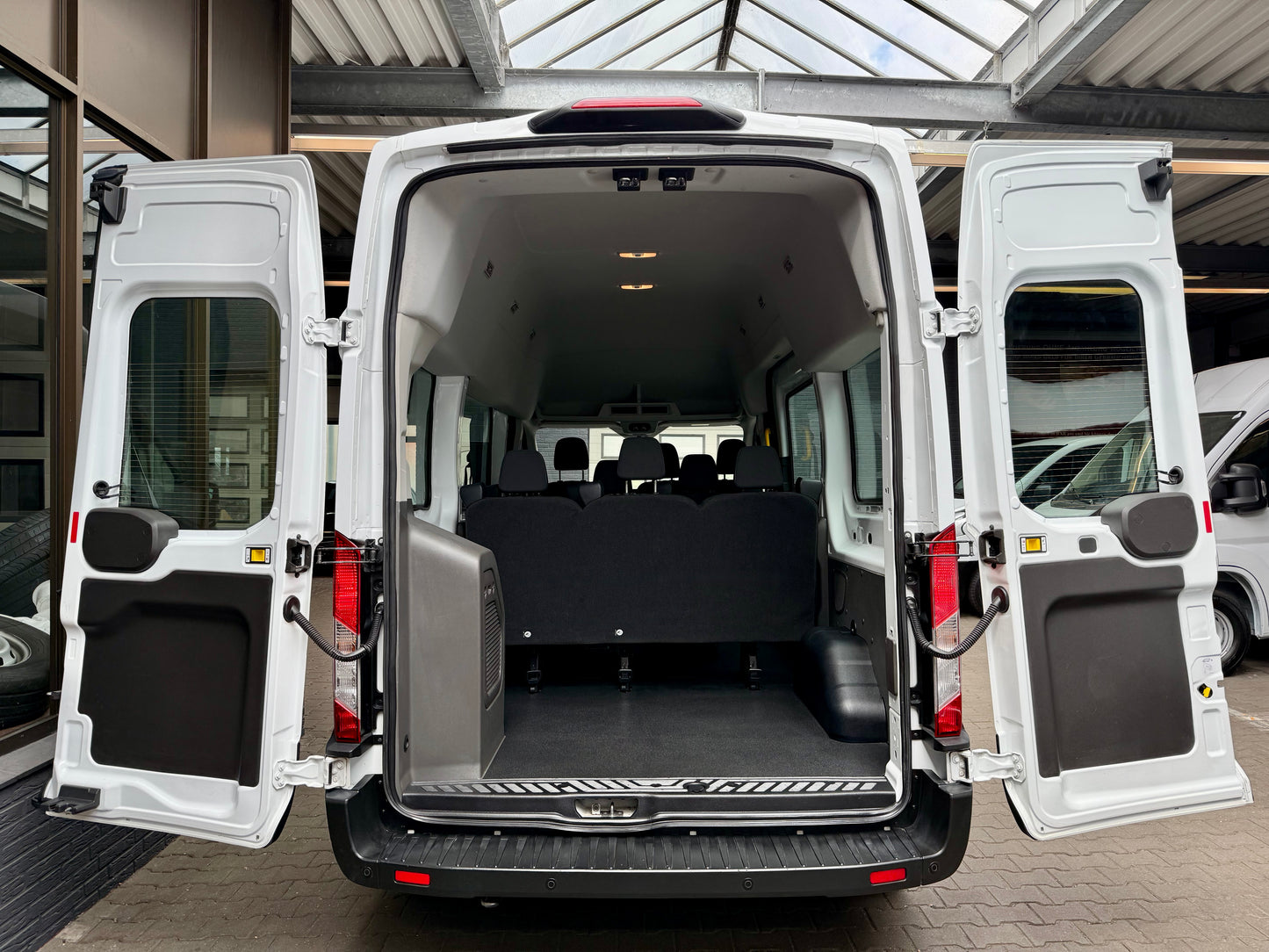 Ford Transit 2.0 TDCi L2H3 BUS 9SITZ KLIMA PDC TEMPOM
