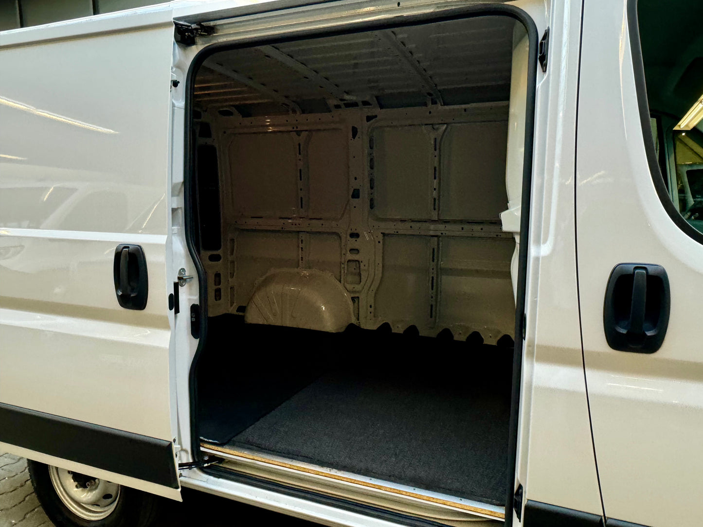 Fiat Ducato 2.3 D L1H1 KLIMA AHK CAM 3-SITZE CARPLAY