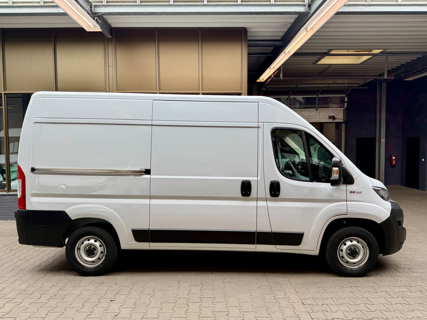 Fiat Ducato 2.3 D L2H2 3,3t KLIMA 3-SITZE PDC VERKLEIDET