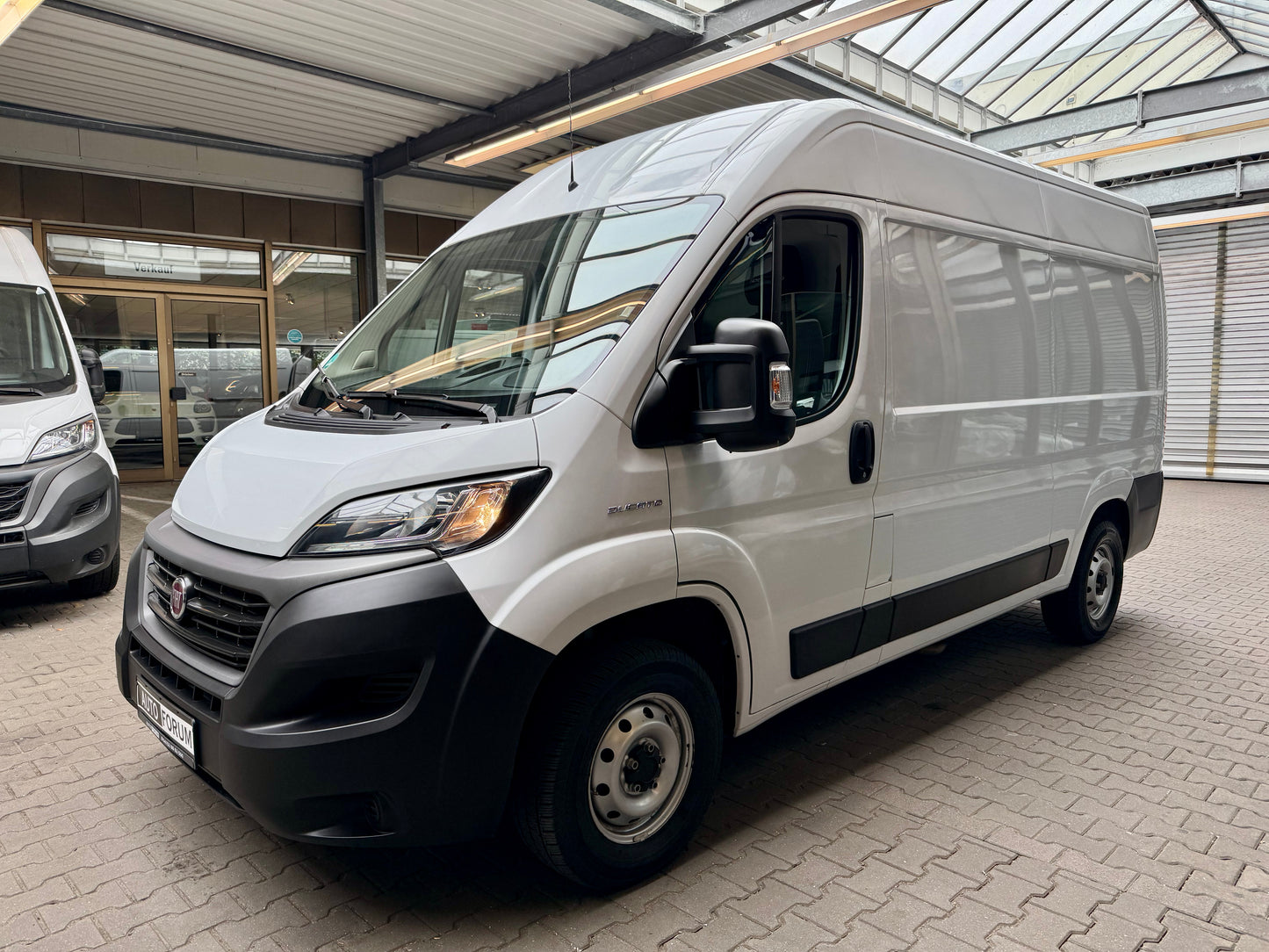Fiat Ducato 2.3 D L2H2 3,3t KLIMA 3-SITZE PDC VERKLEIDET