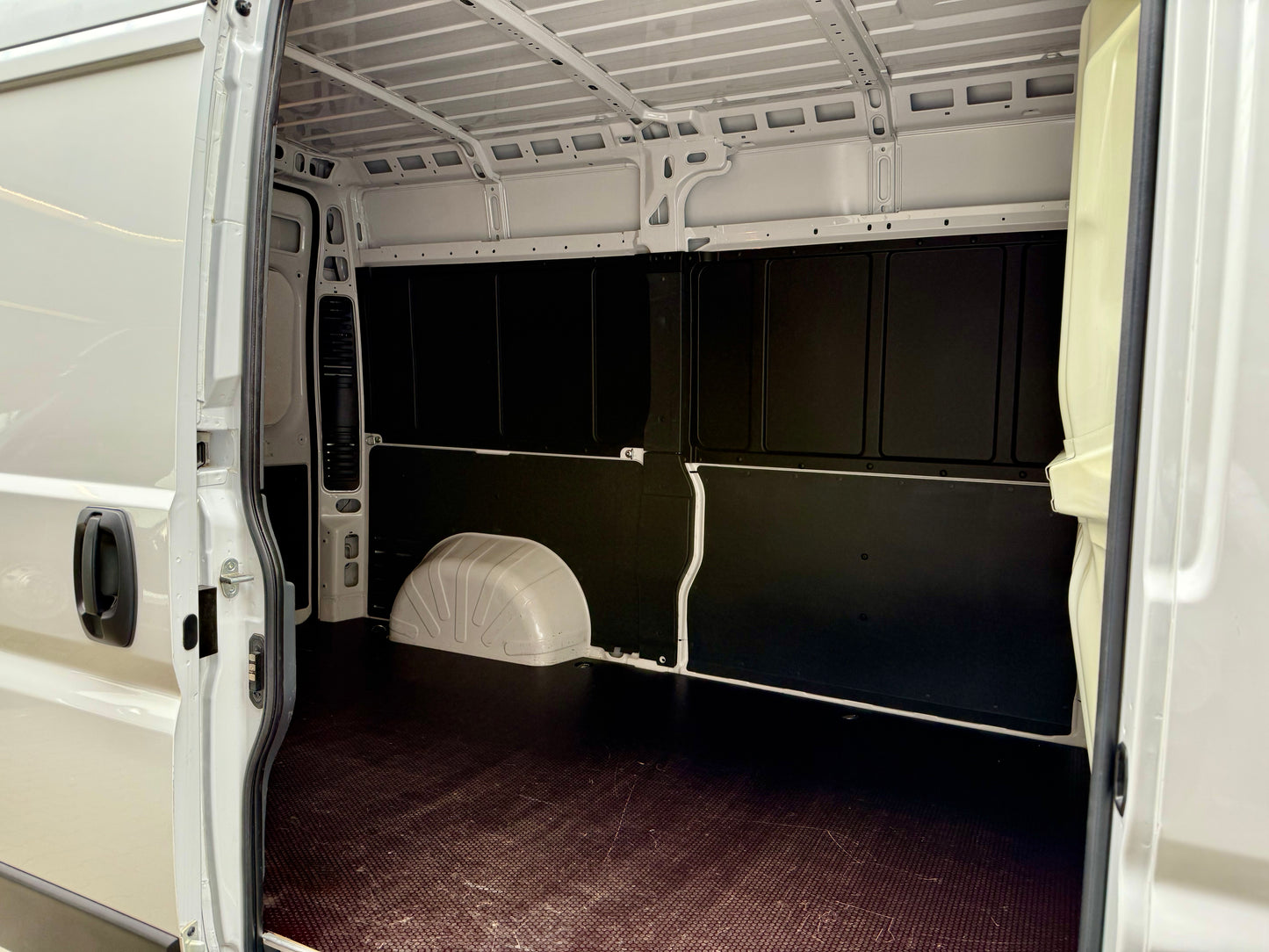 Fiat Ducato 2.3 D L2H2 3,3t KLIMA 3-SITZE PDC VERKLEIDET