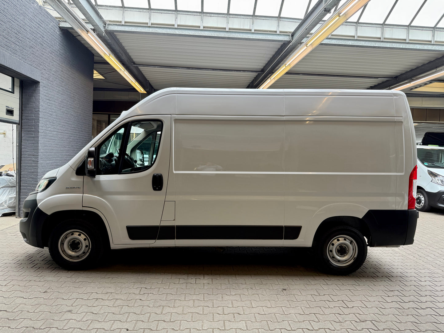 Fiat Ducato 2.3 D L2H2 3,3t KLIMA 3-SITZE PDC VERKLEIDET