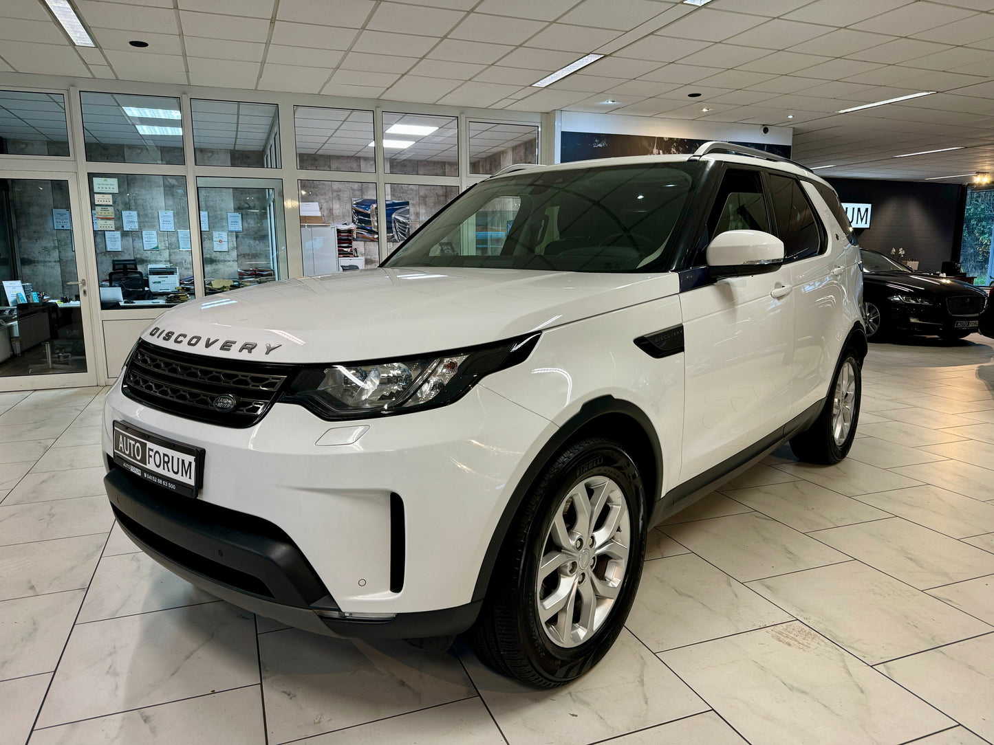 Land Rover Discovery 5 2.0 TD4 7-SITZE LEDER NAVI AHK PANO