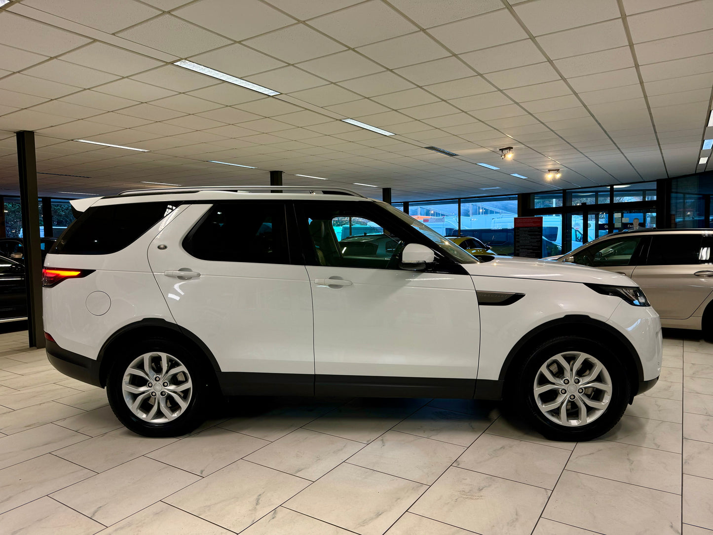 Land Rover Discovery 5 2.0 TD4 7-SITZE LEDER NAVI AHK PANO