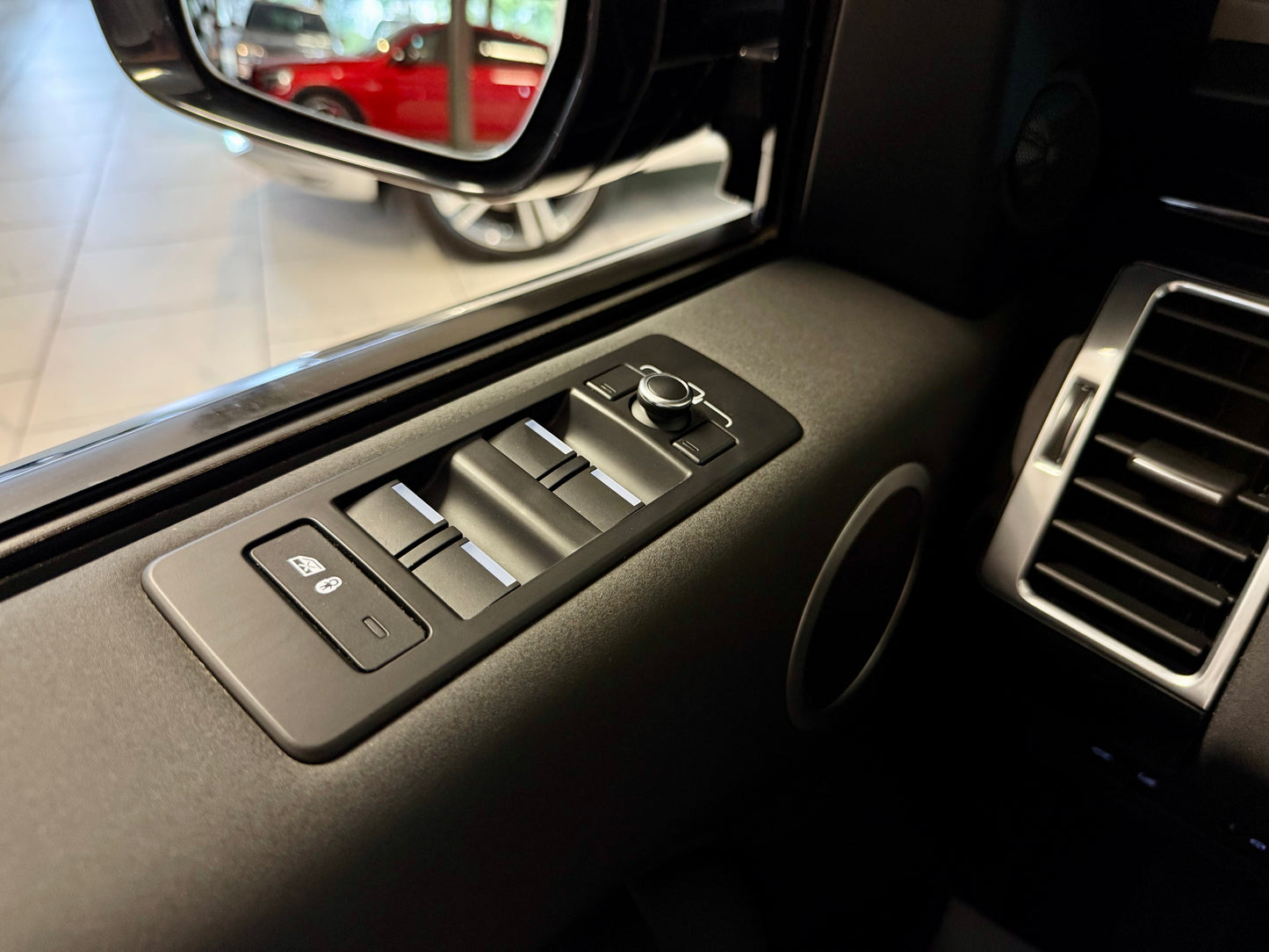Land Rover Discovery 3.0 D LEDER AHK LED LUFT PANO CAM SHZ
