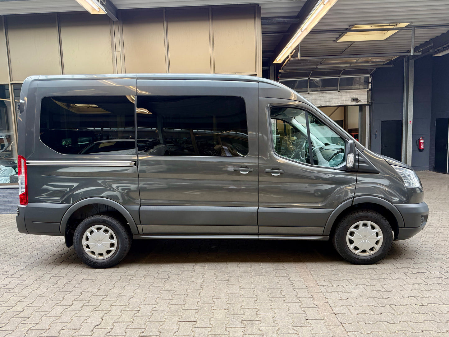 Ford Transit 2.0 D L2H3 BUS 9-SITZE AHK KLIMA CAM PDC