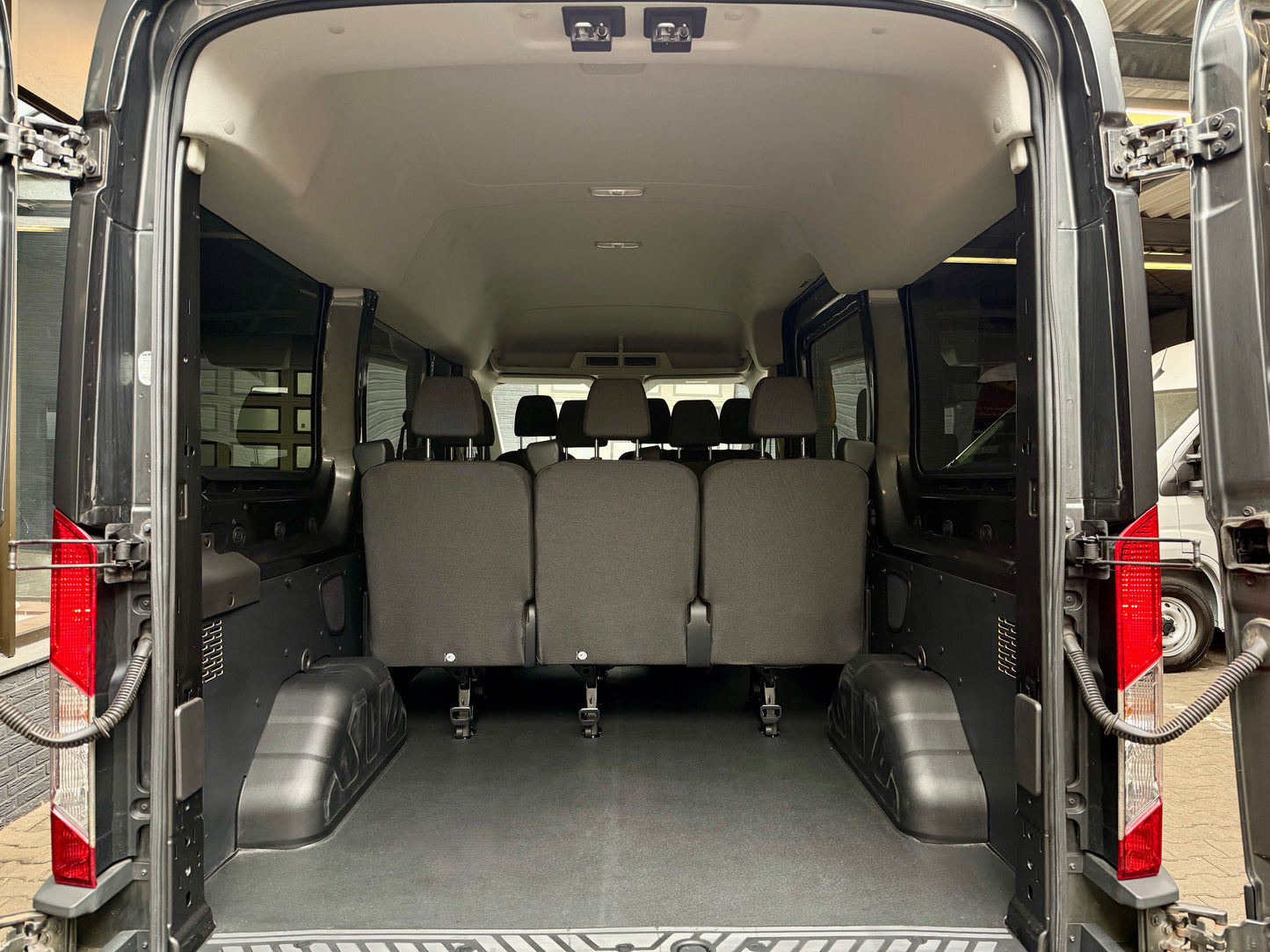 Ford Transit 2.0 D L2H3 BUS 9-SITZE AHK KLIMA CAM PDC