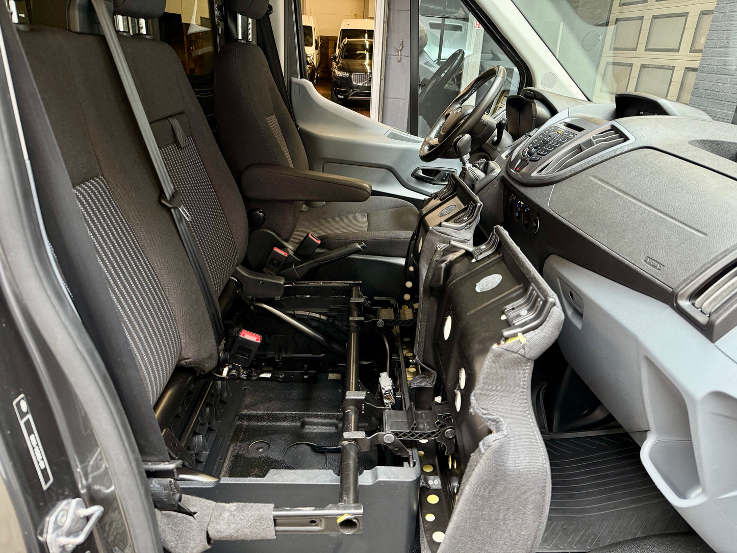 Ford Transit 2.0 D L2H3 BUS 9-SITZE AHK KLIMA CAM PDC