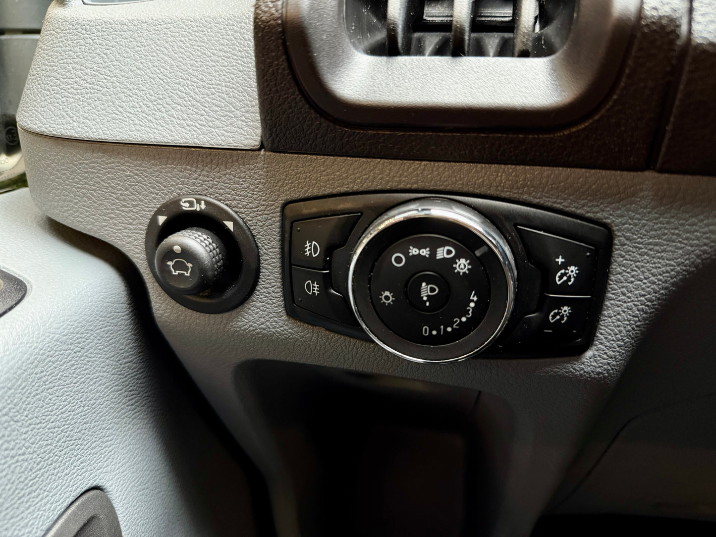 Ford Transit 2.0 D L2H3 BUS 9-SITZE AHK KLIMA CAM PDC