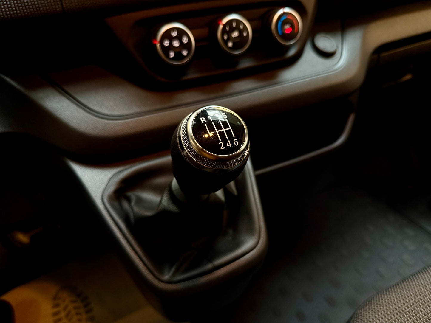 Renault Trafic 2.0 dCi L1H1 LED NAVI AHK PDC LED 3STZ