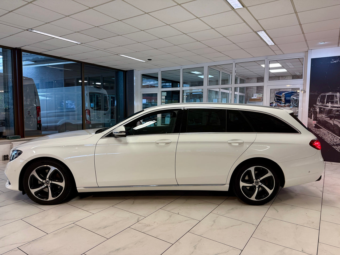 Mercedes-Benz E 220 d T AUT NAVI LEDER LED KAMERA SHZ PDC DAB