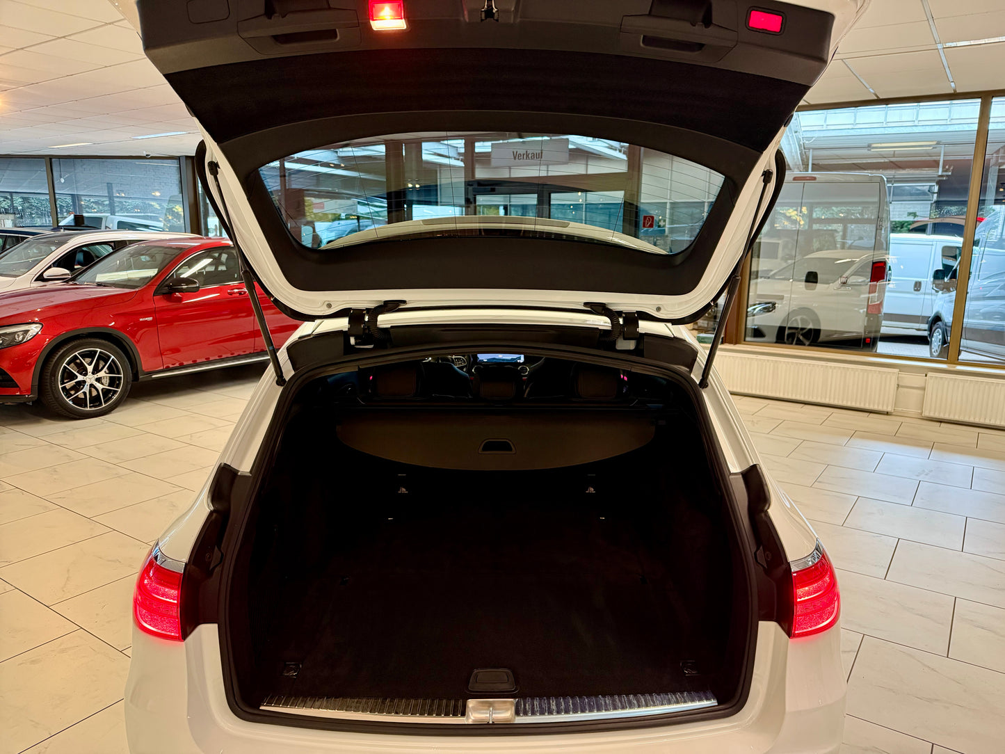 Mercedes-Benz E 220 d T AUT NAVI LEDER LED KAMERA SHZ PDC DAB