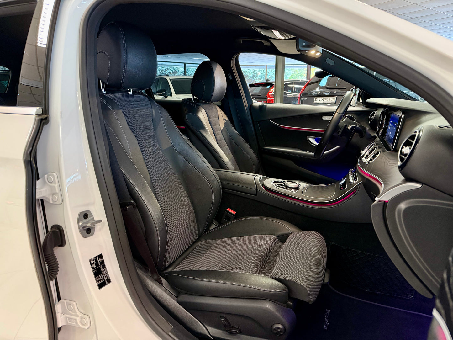 Mercedes-Benz E 220 d T AUT NAVI LEDER LED KAMERA SHZ PDC DAB