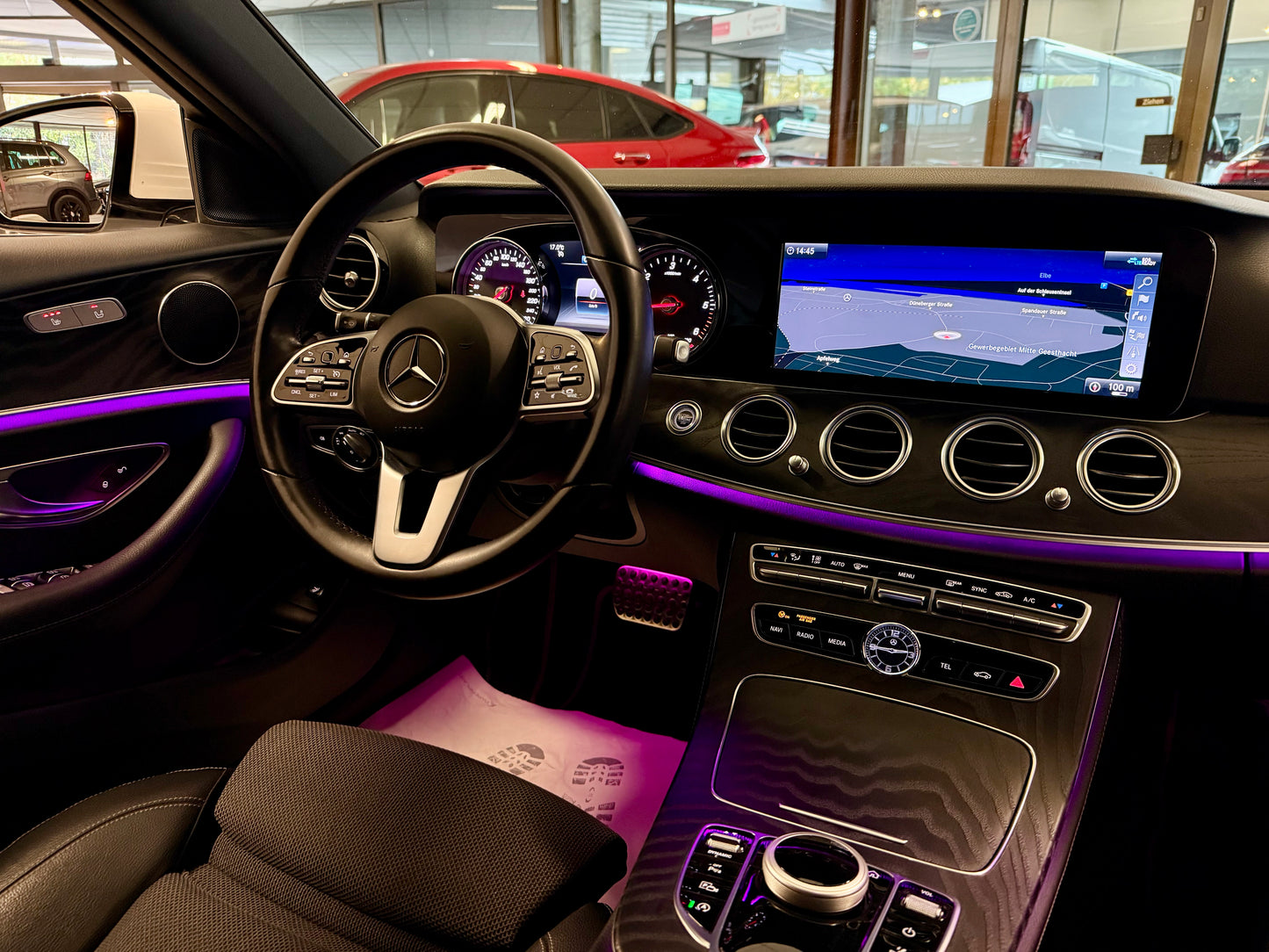 Mercedes-Benz E 220 d T AUT NAVI LEDER LED KAMERA SHZ PDC DAB