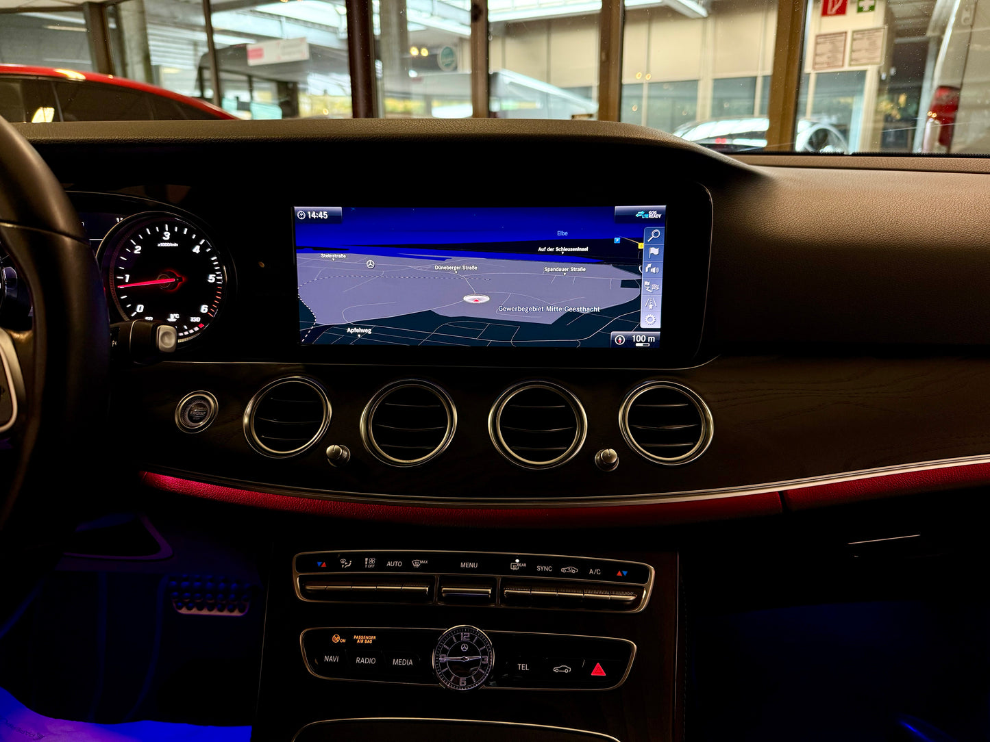 Mercedes-Benz E 220 d T AUT NAVI LEDER LED KAMERA SHZ PDC DAB