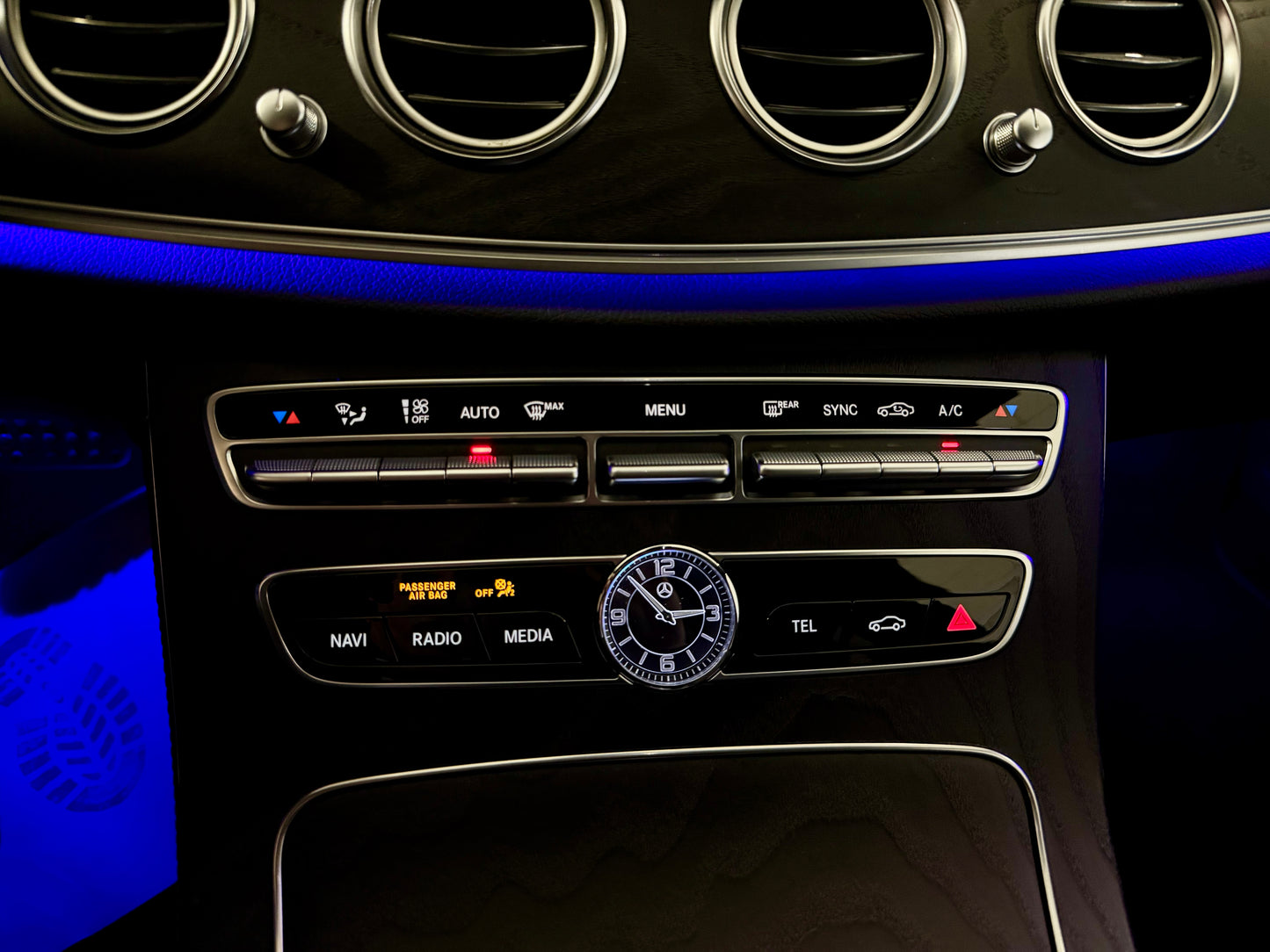 Mercedes-Benz E 220 d T AUT NAVI LEDER LED KAMERA SHZ PDC DAB