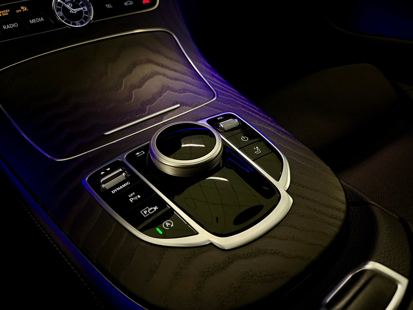 Mercedes-Benz E 220 d T AUT NAVI LEDER LED KAMERA SHZ PDC DAB