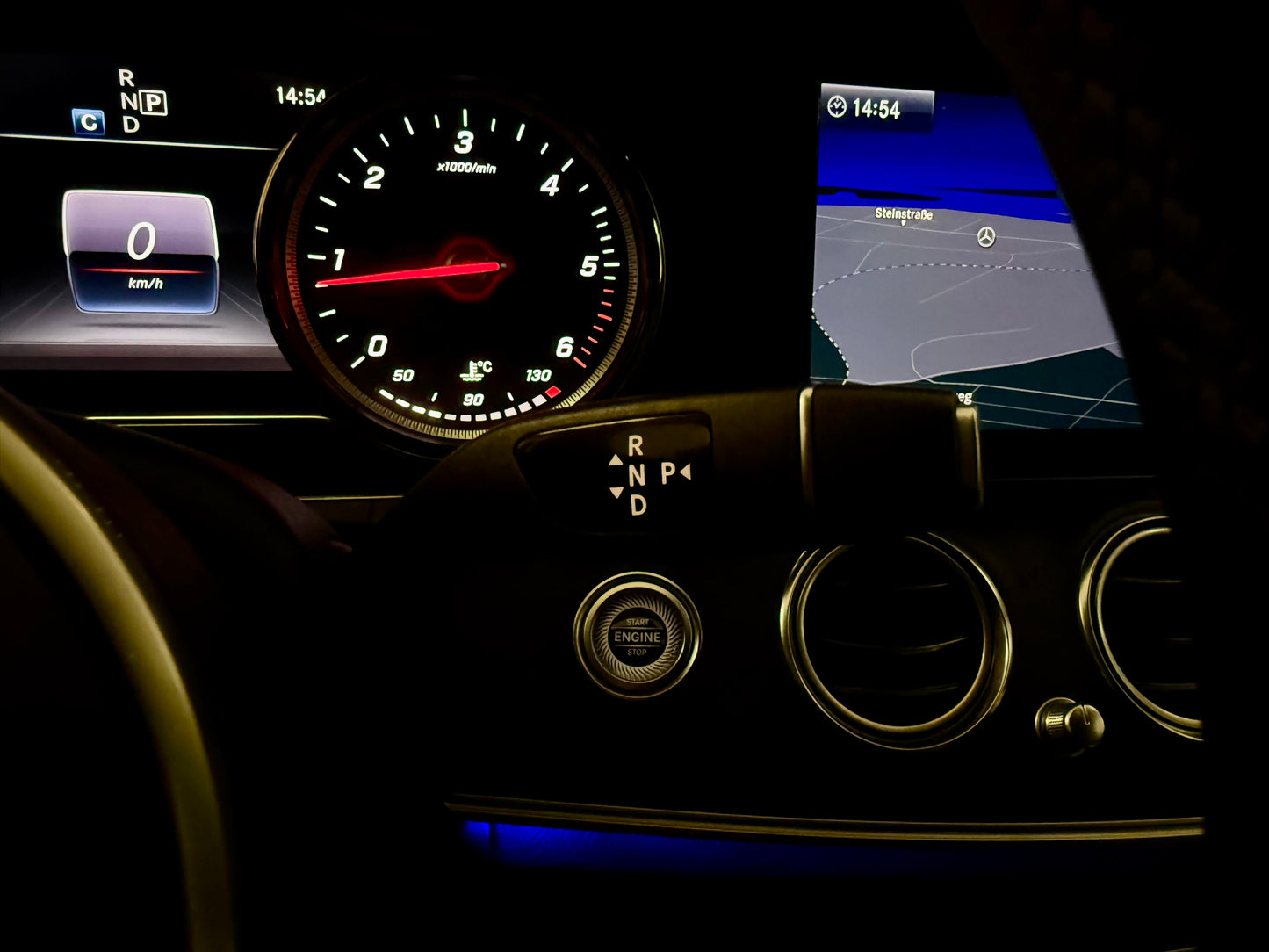 Mercedes-Benz E 220 d T AUT NAVI LEDER LED KAMERA SHZ PDC DAB