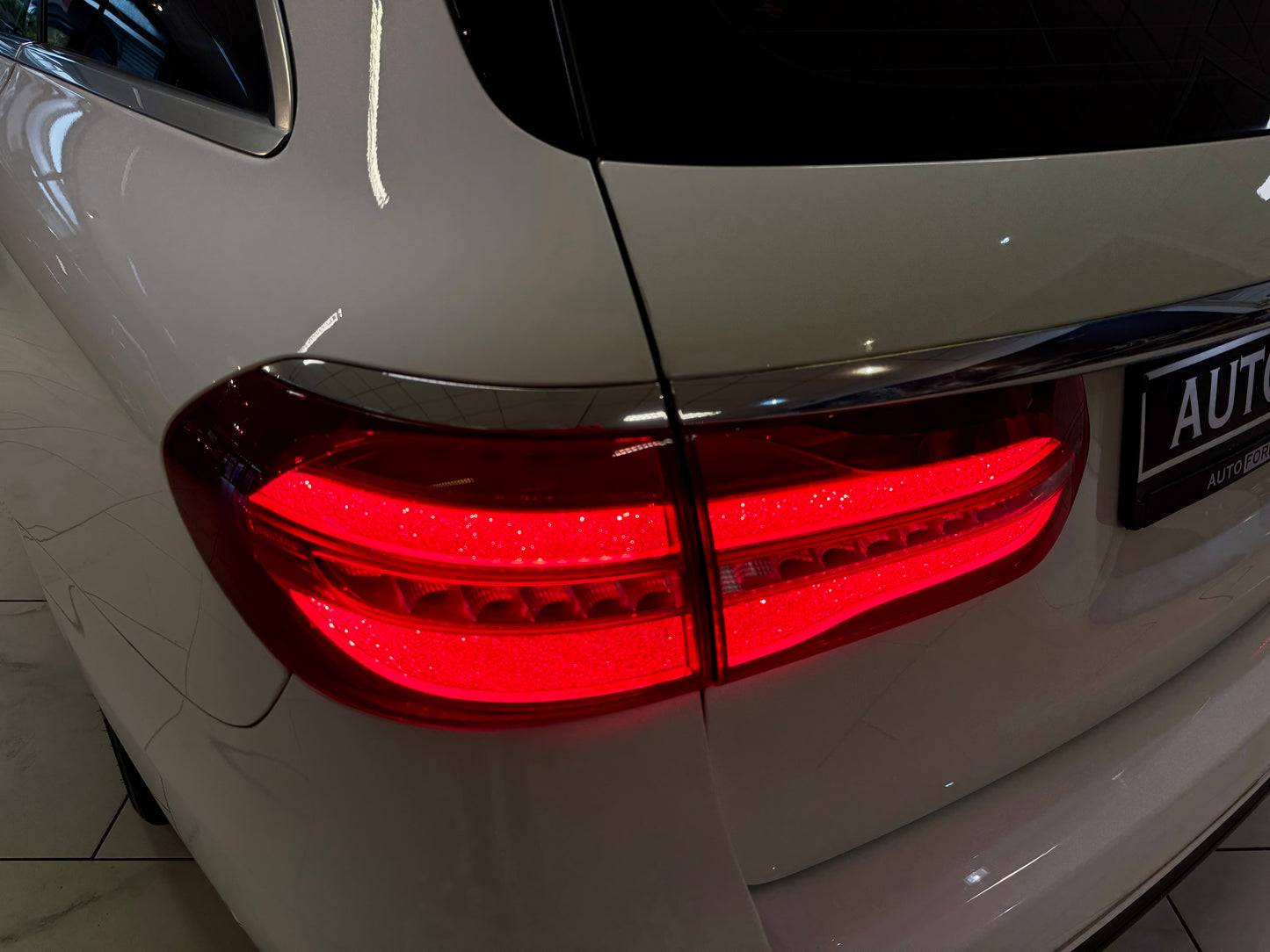 Mercedes-Benz E 220 d T AUT NAVI LEDER LED KAMERA SHZ PDC DAB