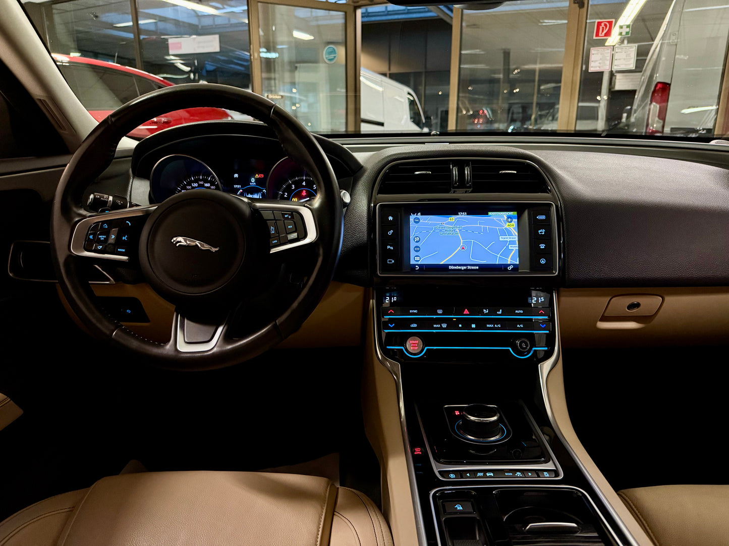 Jaguar XE 20t PRESTIGE LEDER NAVI CAM SHZ PDC LED