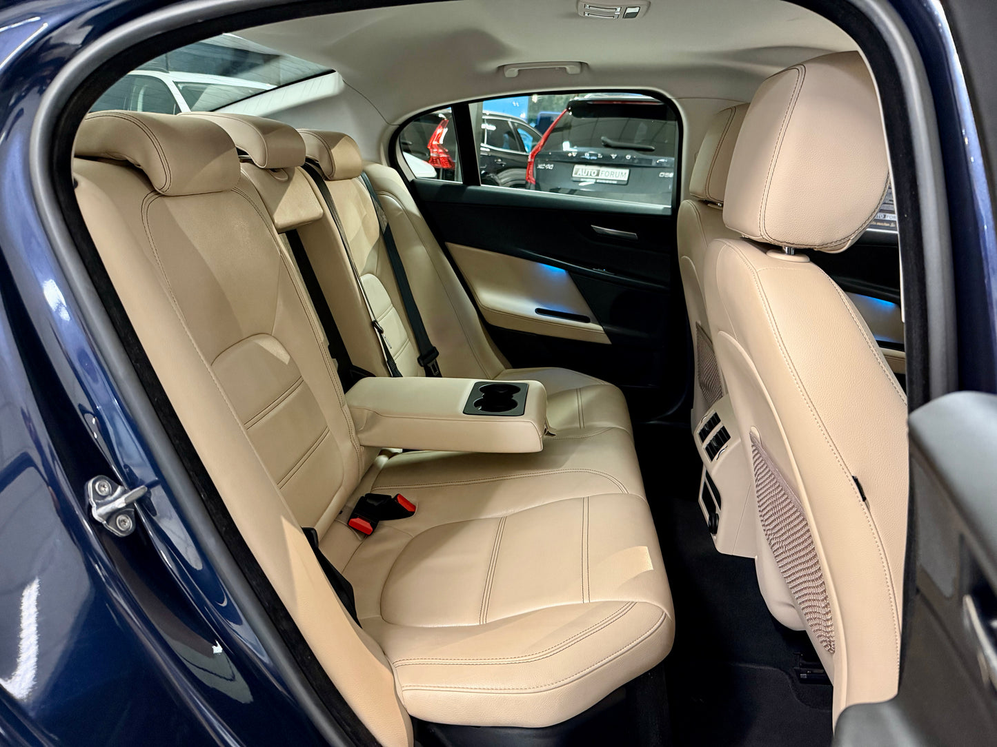 Jaguar XE 20t PRESTIGE LEDER NAVI CAM SHZ PDC LED