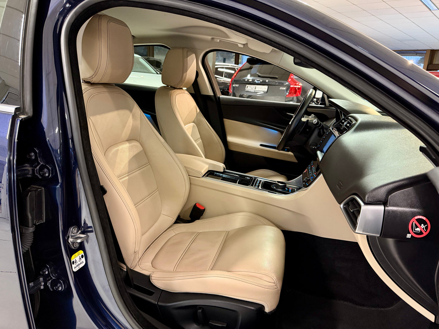 Jaguar XE 20t PRESTIGE LEDER NAVI CAM SHZ PDC LED