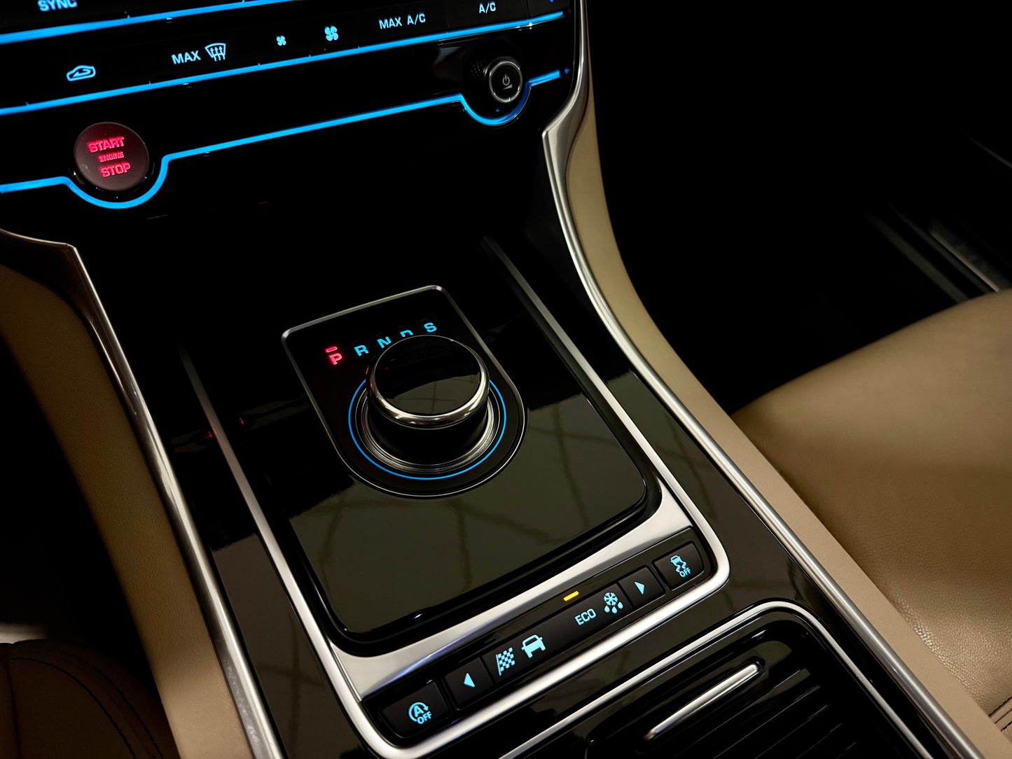 Jaguar XE 20t PRESTIGE LEDER NAVI CAM SHZ PDC LED