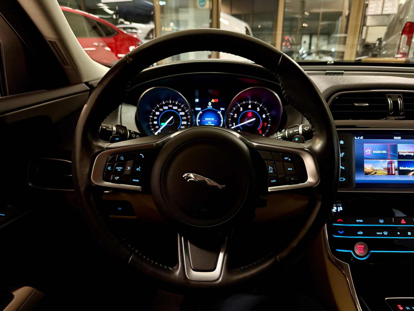 Jaguar XE 20t PRESTIGE LEDER NAVI CAM SHZ PDC LED