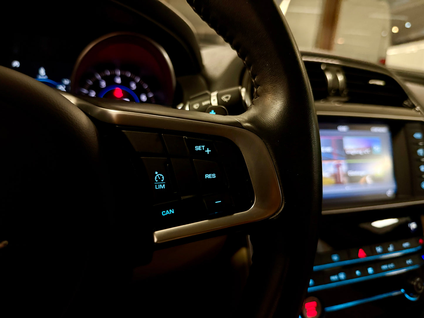 Jaguar XE 20t PRESTIGE LEDER NAVI CAM SHZ PDC LED