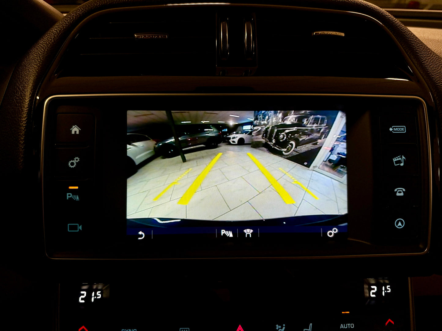 Jaguar XE 20t PRESTIGE LEDER NAVI CAM SHZ PDC LED