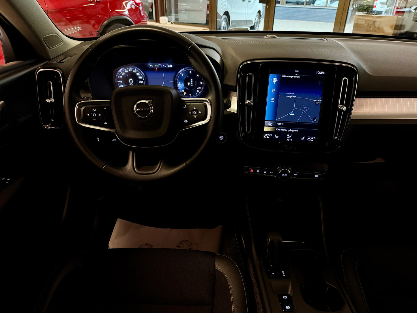 Volvo XC40 2.0 D3 R-DESIGN AUT LEDER AHK NAVI CAM SHZ