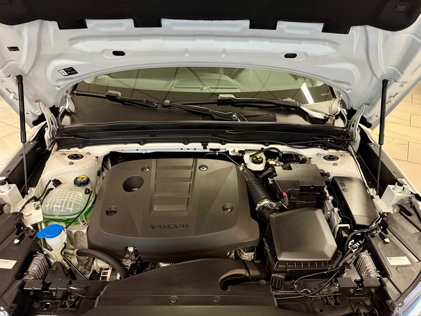 Volvo XC40 2.0 D3 R-DESIGN AUT LEDER AHK NAVI CAM SHZ