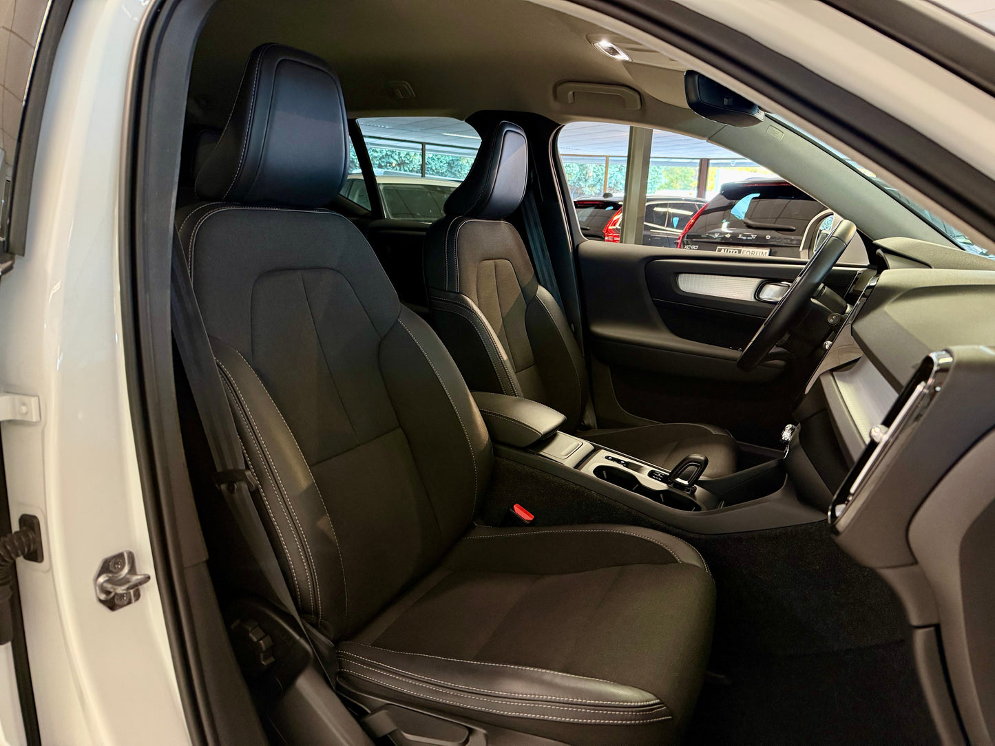 Volvo XC40 2.0 D3 R-DESIGN AUT LEDER AHK NAVI CAM SHZ