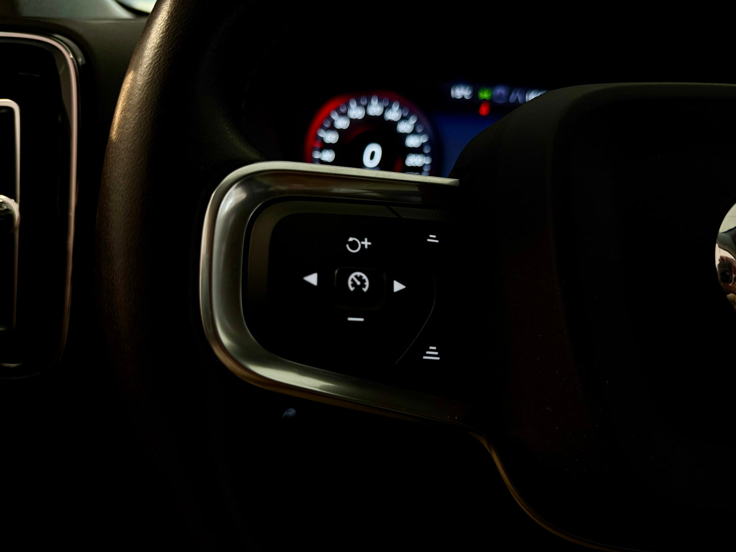 Volvo XC40 2.0 D3 R-DESIGN AUT LEDER AHK NAVI CAM SHZ